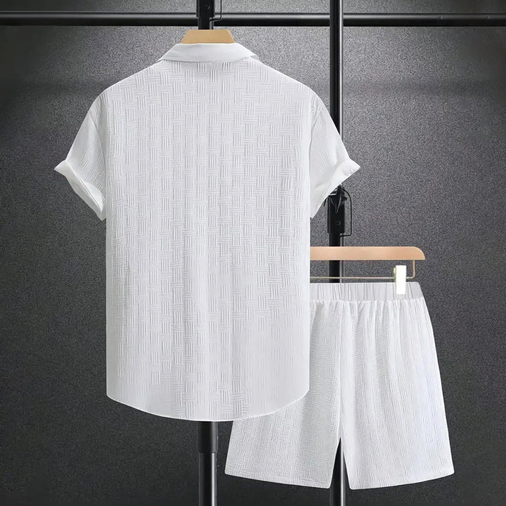 "Ensemble estival chic et décontracté pour homme, short élastique et haut léger, style océanique tendance."