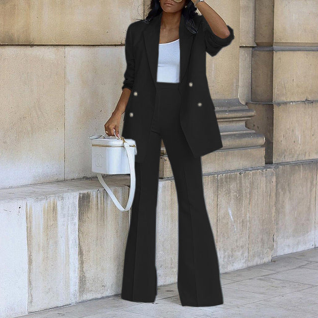"Ensemble féminin chic avec blazer ajusté et pantalon évasé, idéal pour soirées et occasions spéciales."