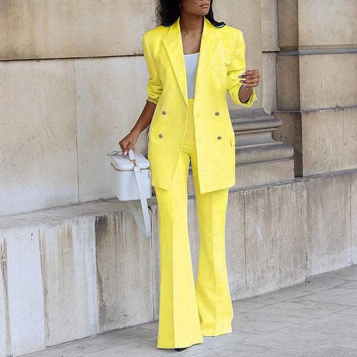 "Ensemble féminin chic avec blazer ajusté et pantalon évasé, idéal pour soirées et occasions spéciales."