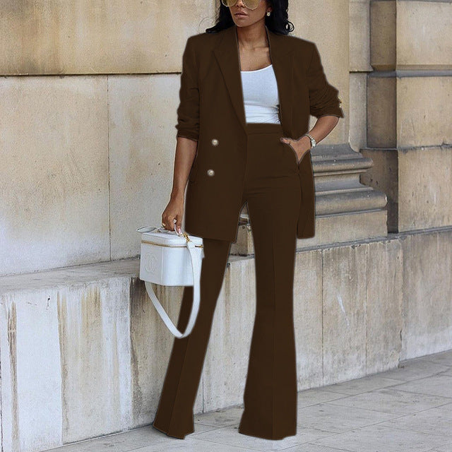 "Ensemble féminin chic avec blazer ajusté et pantalon évasé, idéal pour soirées et occasions spéciales."