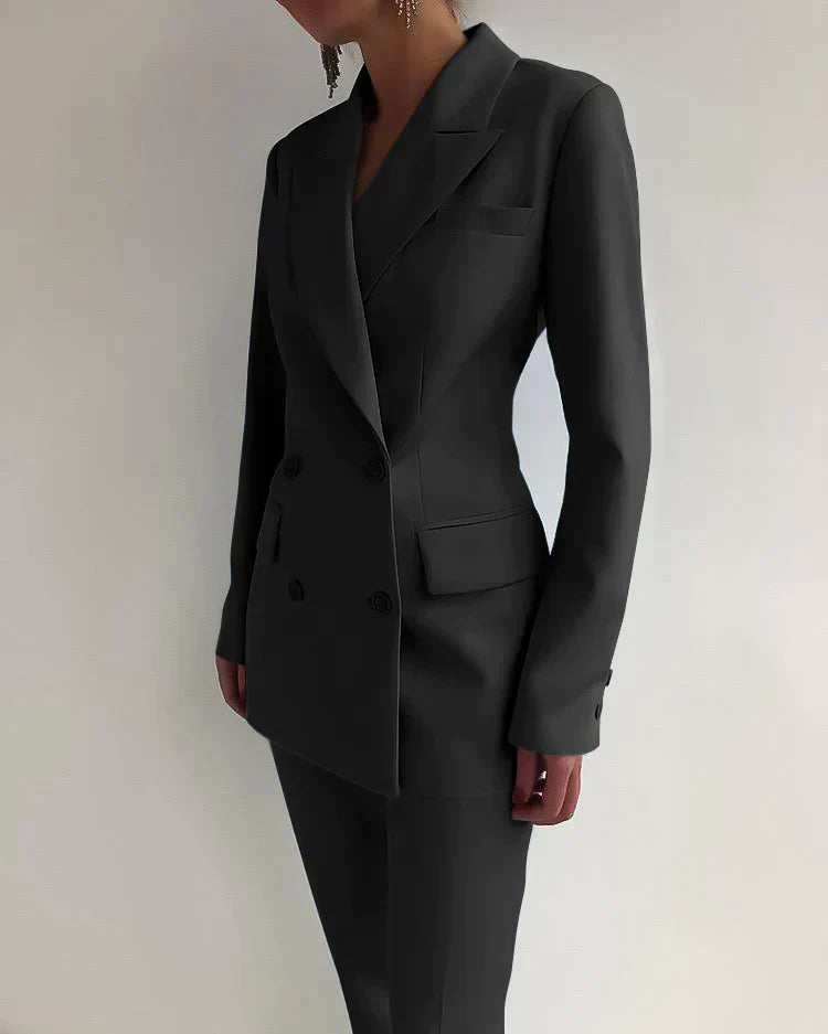 "Ensemble féminin chic avec blazer raffiné et pantalon slim, idéal pour un look élégant et sophistiqué."