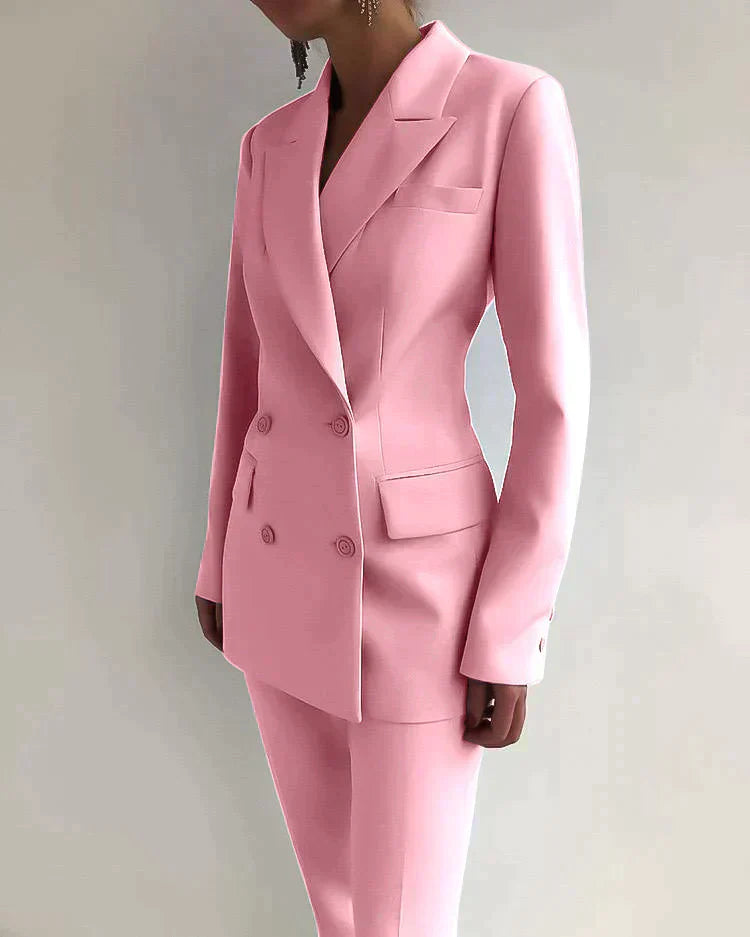 "Ensemble féminin chic avec blazer raffiné et pantalon slim, idéal pour un look élégant et sophistiqué."