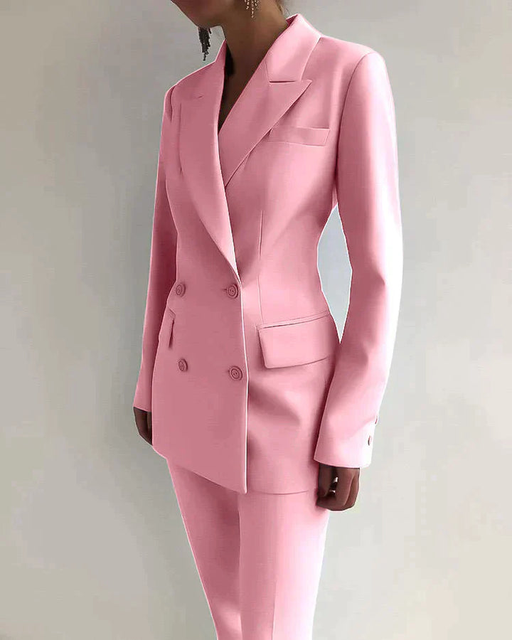 "Ensemble féminin chic avec blazer raffiné et pantalon slim, idéal pour un look élégant et sophistiqué."