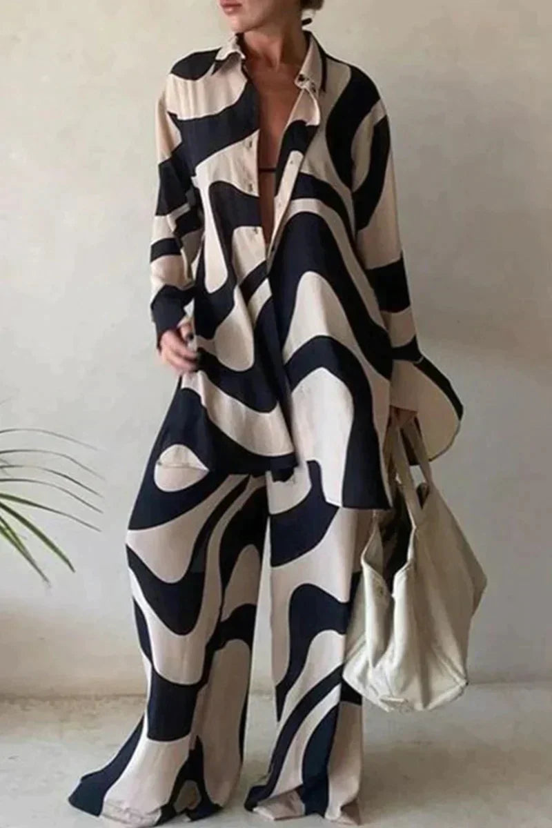 "Ensemble féminin chic avec chemise oversize motif abstrait et pantalon large, look moderne et confortable."