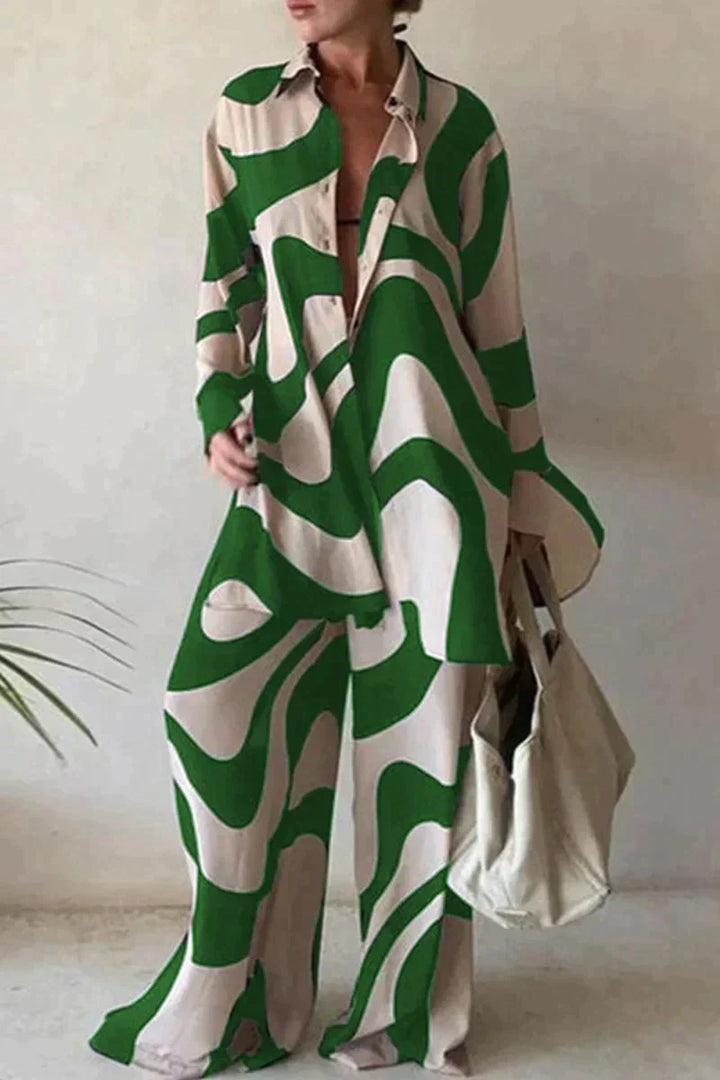 "Ensemble féminin chic avec chemise oversize motif abstrait et pantalon large, look moderne et confortable."