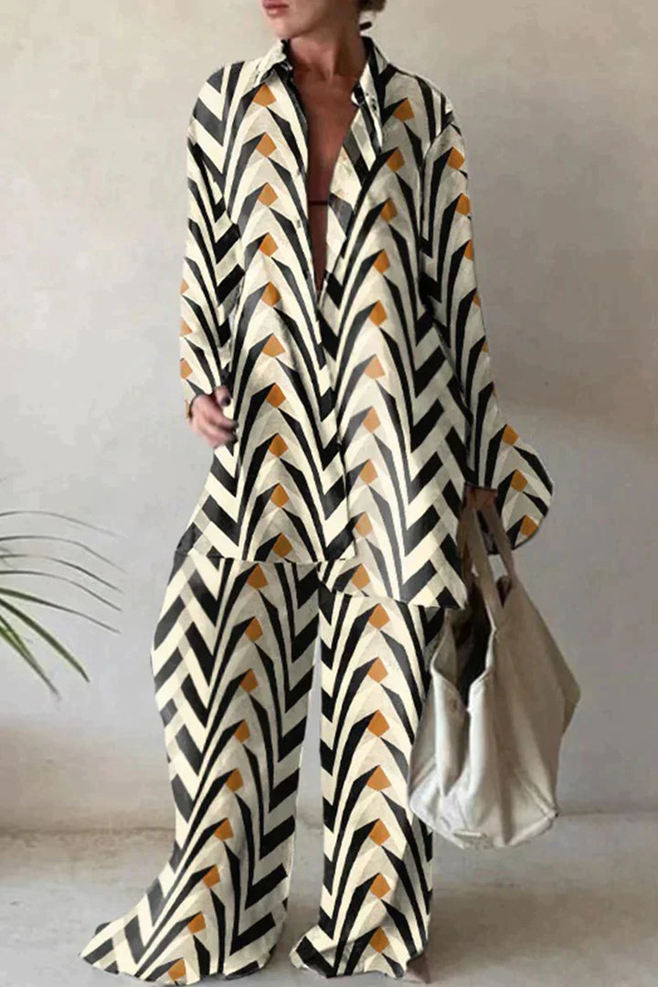 "Ensemble féminin chic avec chemise oversize motif abstrait et pantalon large, look moderne et confortable."
