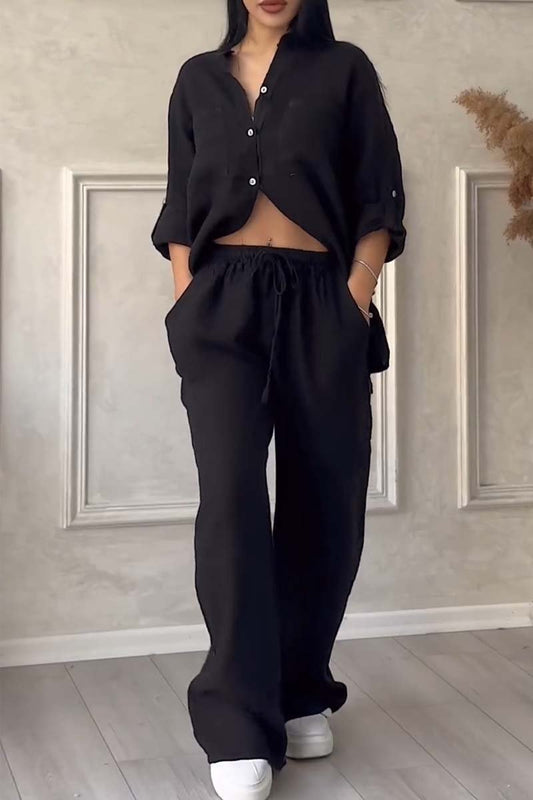 "Ensemble féminin en lin, blouse boutonnée à poches et pantalon large fluide, style chic décontracté pour l'été."