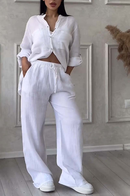 "Ensemble féminin en lin, blouse boutonnée à poches et pantalon large fluide, style chic décontracté pour l'été."
