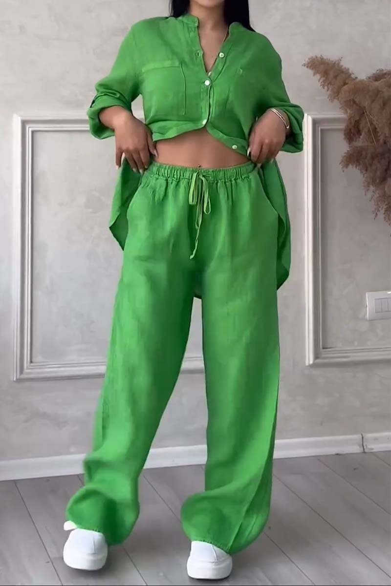 "Ensemble féminin en lin, blouse boutonnée à poches et pantalon large fluide, style chic décontracté pour l'été."