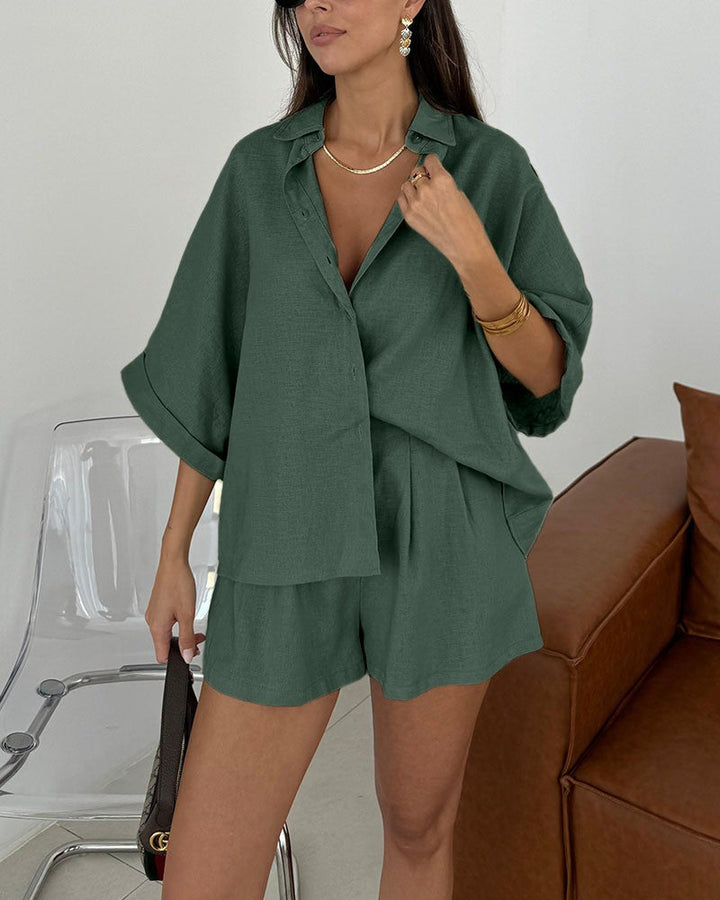 "Ensemble femme chemise oversize blanche et pantalon taille haute noir, chic et décontracté, coupe ample, tissu doux."