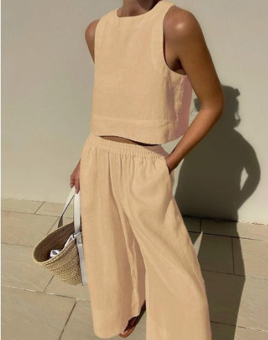 Ensemble femme en lin léger, haut sans manches minimaliste, pantalon large fluide, idéal pour style estival élégant.