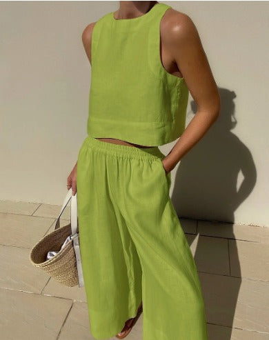 Ensemble femme en lin léger, haut sans manches minimaliste, pantalon large fluide, idéal pour style estival élégant.