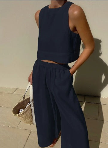 Ensemble femme en lin léger, haut sans manches minimaliste, pantalon large fluide, idéal pour style estival élégant.