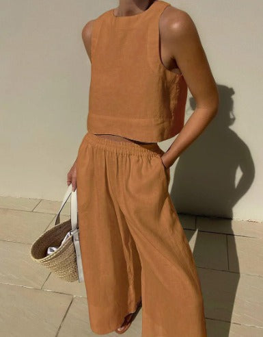 Ensemble femme en lin léger, haut sans manches minimaliste, pantalon large fluide, idéal pour style estival élégant.