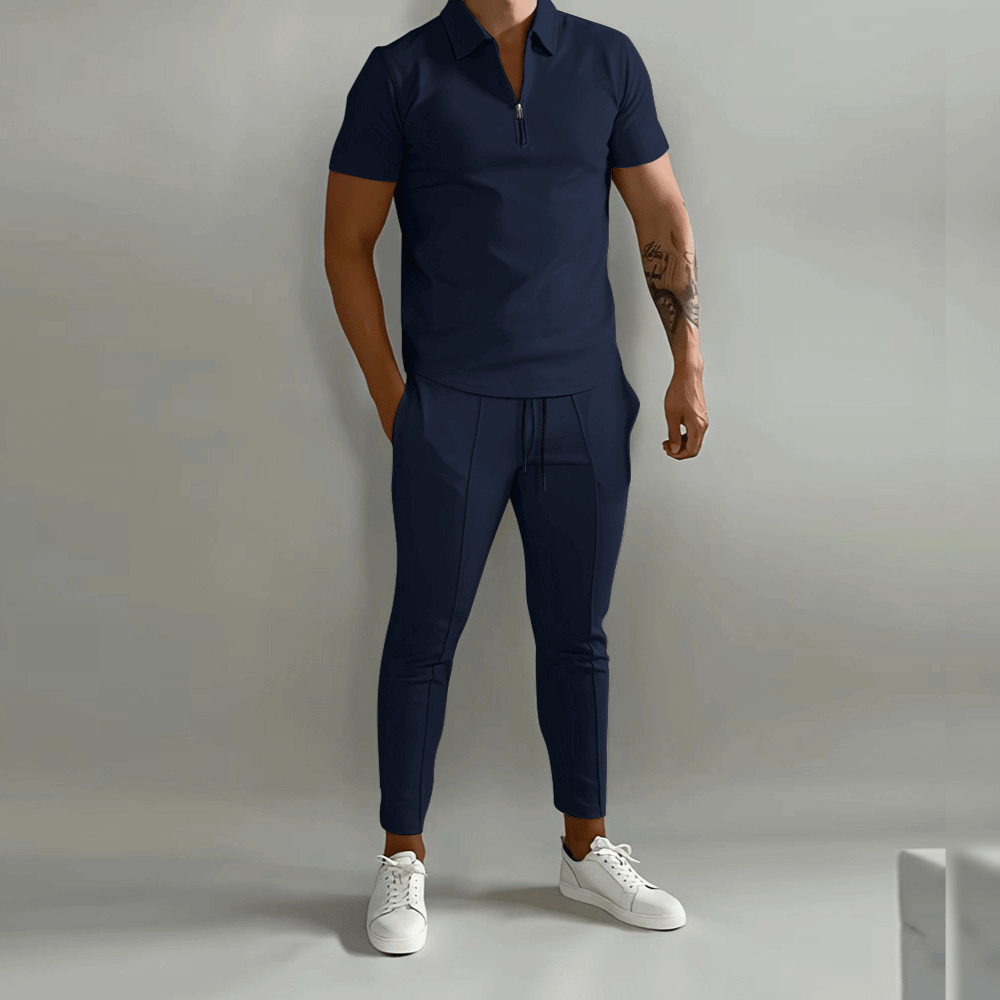 "Ensemble homme élégant, haut et bas assortis, couleurs beige à bleu, style raffiné, parfait pour toutes occasions."