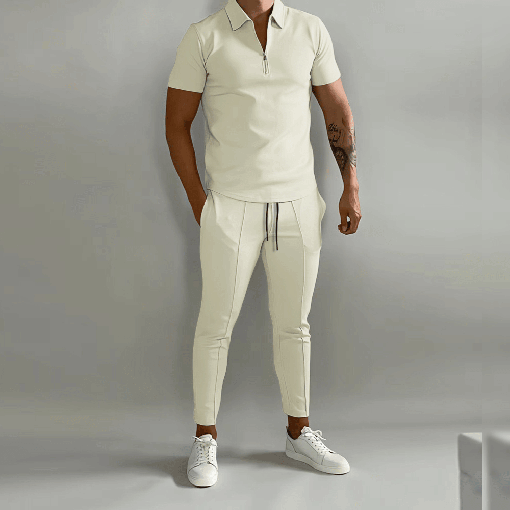 "Ensemble homme élégant, haut et bas assortis, couleurs beige à bleu, style raffiné, parfait pour toutes occasions."
