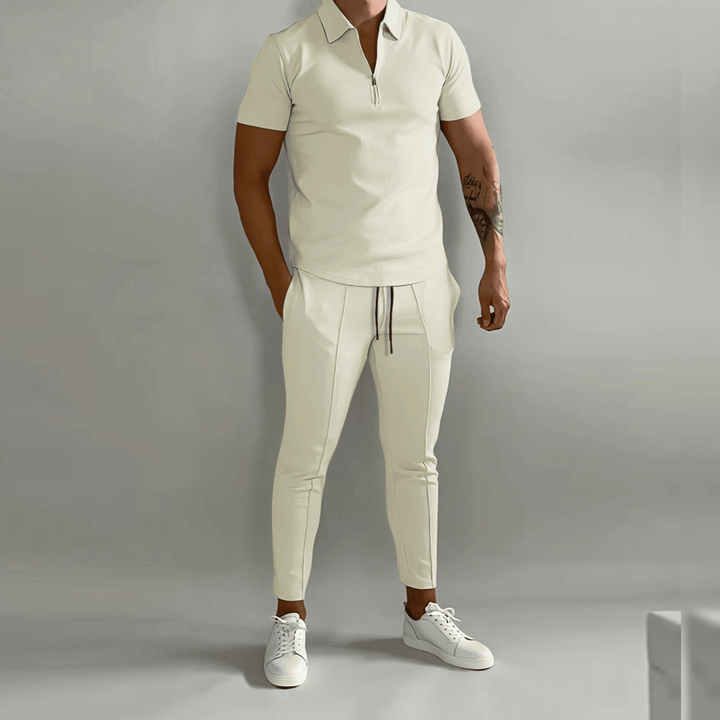 "Ensemble homme élégant, haut et bas assortis, couleurs beige à bleu, style raffiné, parfait pour toutes occasions."