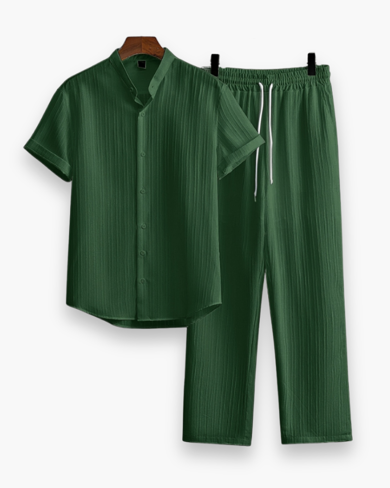 "Ensemble homme été décontracté: chemise manches courtes et pantalon léger, idéal pour confort et style estival."