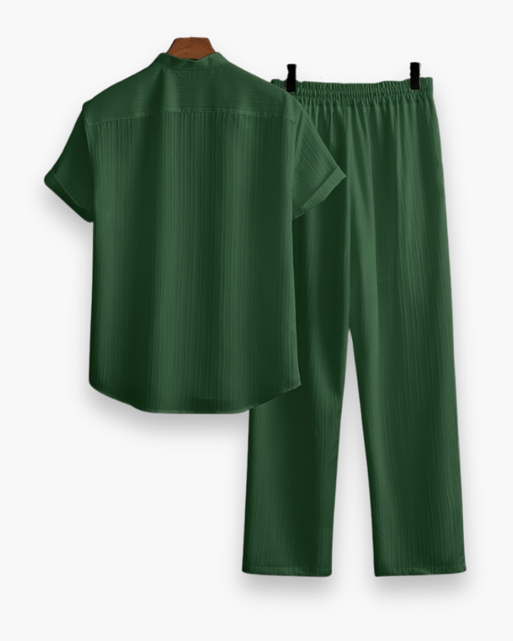 "Ensemble homme été décontracté: chemise manches courtes et pantalon léger, idéal pour confort et style estival."