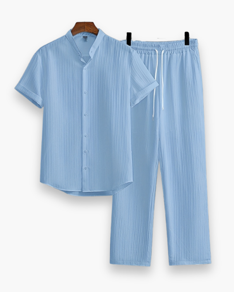 "Ensemble homme été décontracté: chemise manches courtes et pantalon léger, idéal pour confort et style estival."
