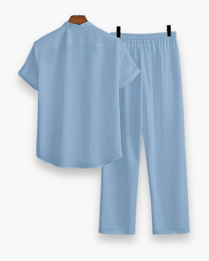 "Ensemble homme été décontracté: chemise manches courtes et pantalon léger, idéal pour confort et style estival."