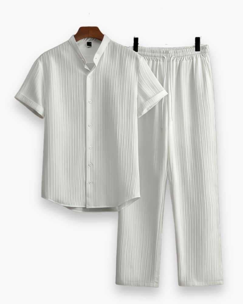 "Ensemble homme été décontracté: chemise manches courtes et pantalon léger, idéal pour confort et style estival."