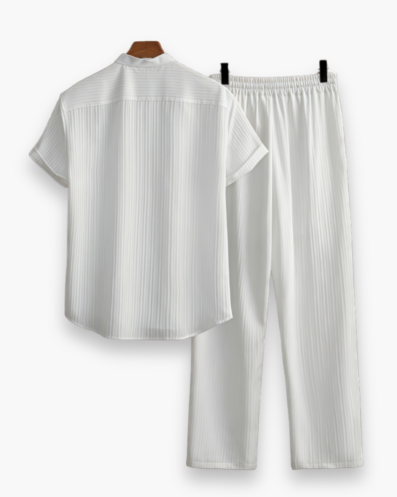 "Ensemble homme été décontracté: chemise manches courtes et pantalon léger, idéal pour confort et style estival."