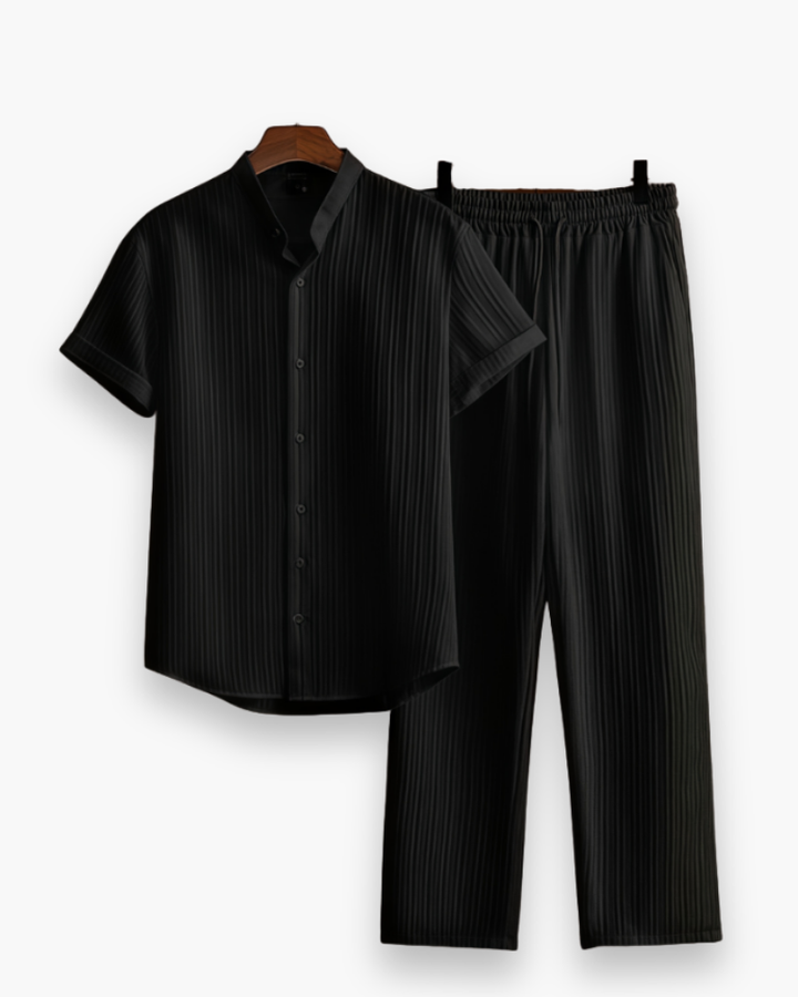 "Ensemble homme été décontracté: chemise manches courtes et pantalon léger, idéal pour confort et style estival."