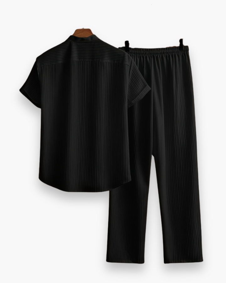 "Ensemble homme été décontracté: chemise manches courtes et pantalon léger, idéal pour confort et style estival."