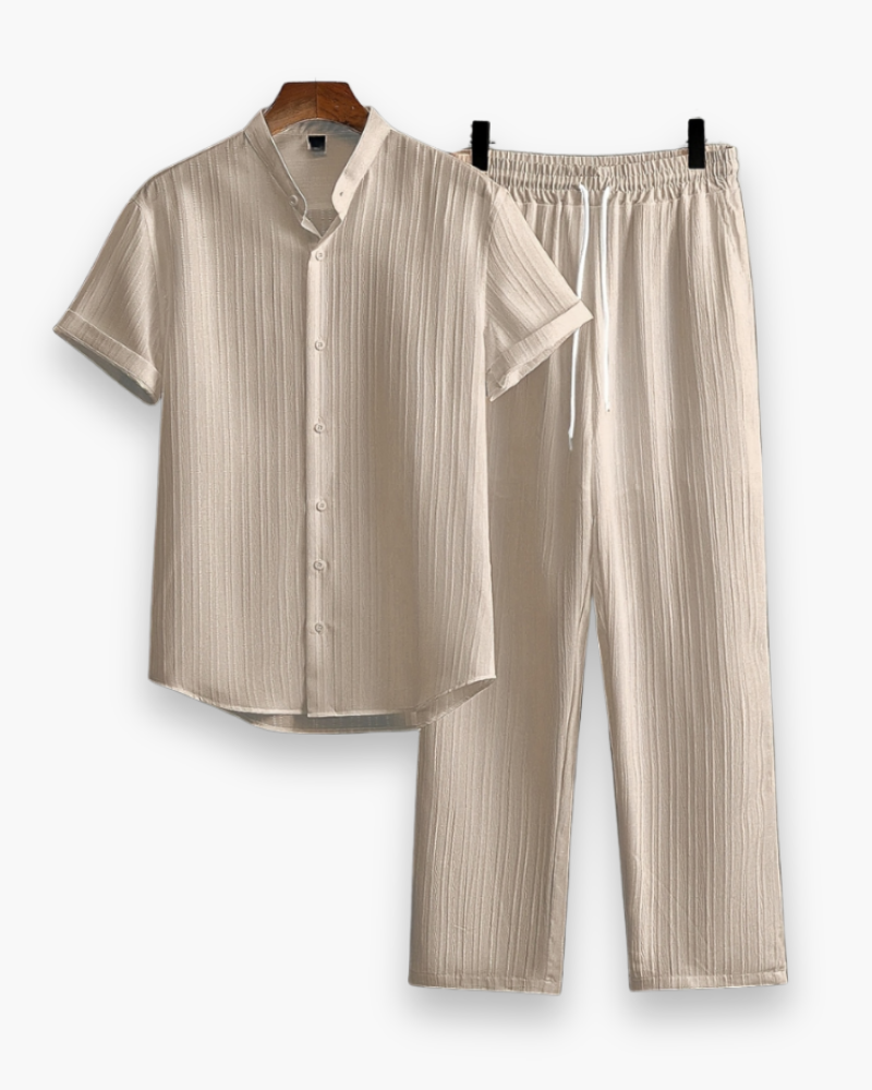 "Ensemble homme été décontracté: chemise manches courtes et pantalon léger, idéal pour confort et style estival."