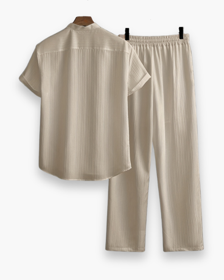 "Ensemble homme été décontracté: chemise manches courtes et pantalon léger, idéal pour confort et style estival."