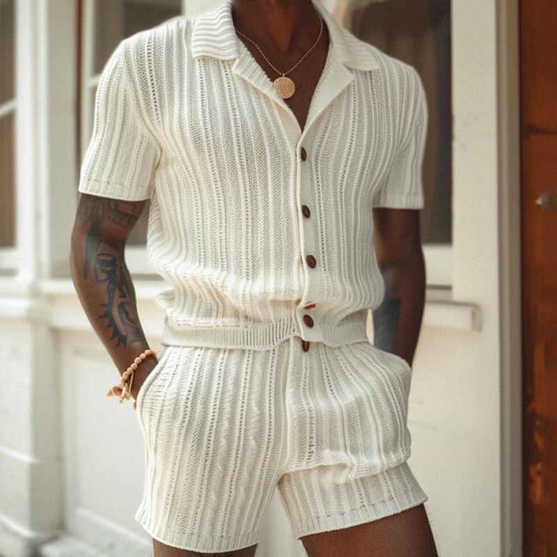 "Ensemble homme slim fit, T-shirt blanc côtelé et short gris, style décontracté et respirant pour l'été."