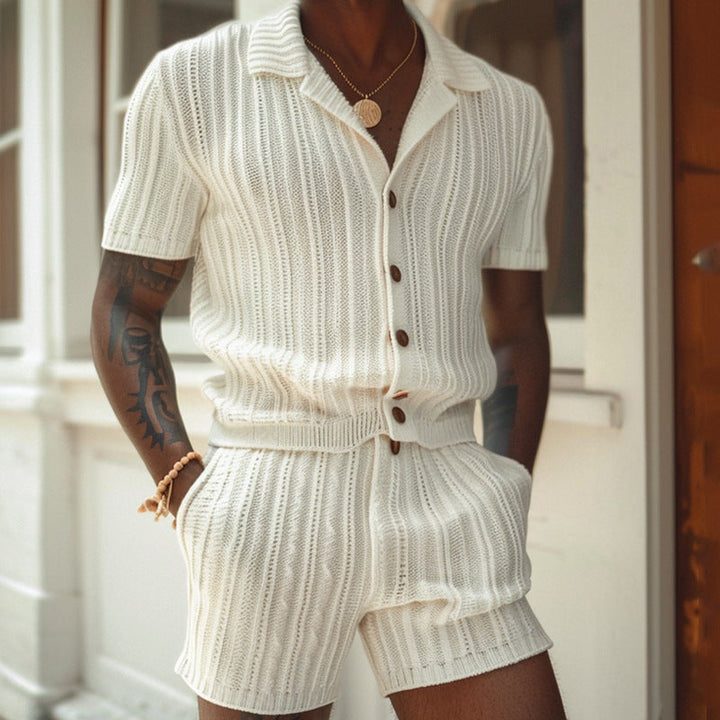 "Ensemble homme slim fit, T-shirt blanc côtelé et short gris, style décontracté et respirant pour l'été."
