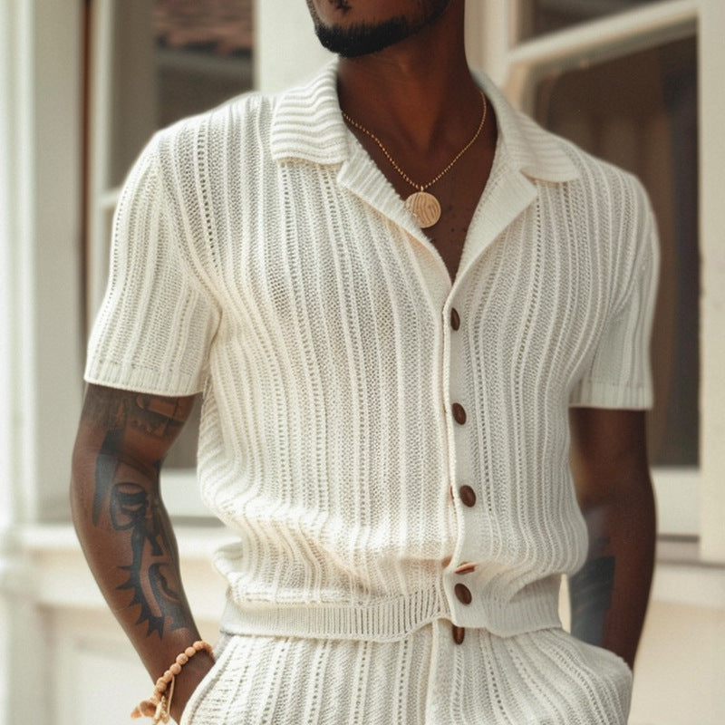"Ensemble homme slim fit, T-shirt blanc côtelé et short gris, style décontracté et respirant pour l'été."