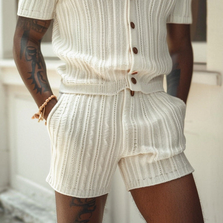 "Ensemble homme slim fit, T-shirt blanc côtelé et short gris, style décontracté et respirant pour l'été."