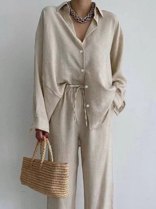 Ensemble lin femme avec chemisier chic et pantalon large, beige et orange, élégant et confortable pour toutes occasions.