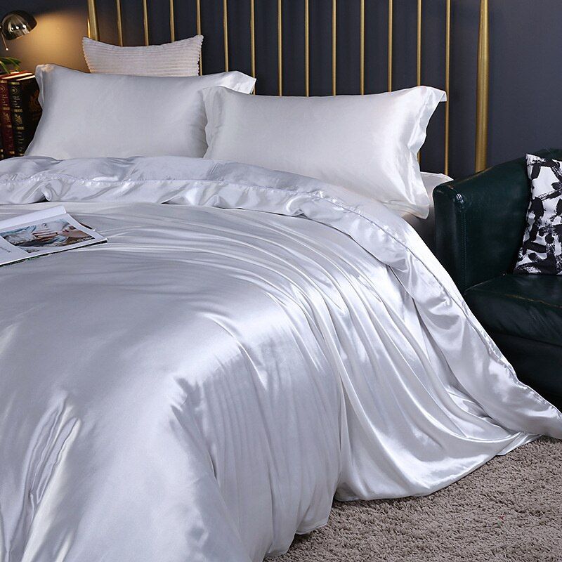 Ensemble literie SatinLuxe luxe, soie satin, blanc pur, bordeaux, élégant, chambre, confort, apaisant, décoration maison.