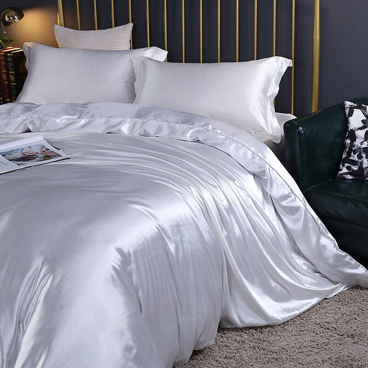 Ensemble literie SatinLuxe luxe, soie satin, blanc pur, bordeaux, élégant, chambre, confort, apaisant, décoration maison.