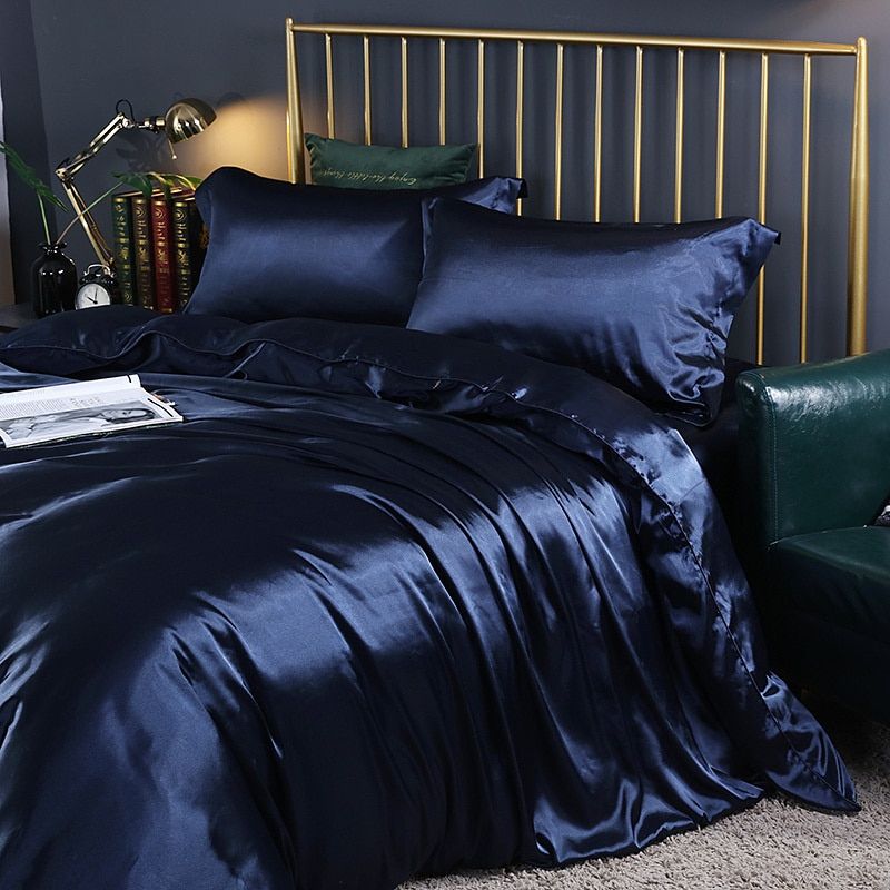 Ensemble literie SatinLuxe luxe, soie satin, blanc pur, bordeaux, élégant, chambre, confort, apaisant, décoration maison.