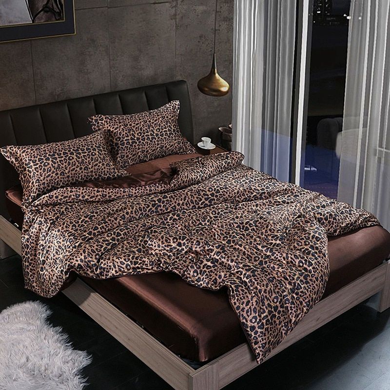 Ensemble literie SatinLuxe luxe, soie satin, blanc pur, bordeaux, élégant, chambre, confort, apaisant, décoration maison.