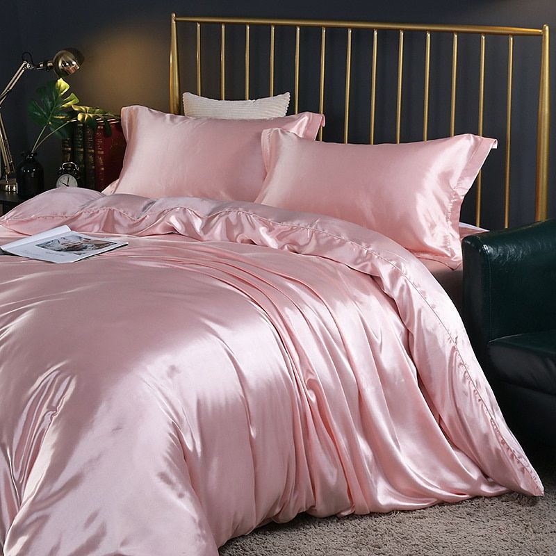 Ensemble literie SatinLuxe luxe, soie satin, blanc pur, bordeaux, élégant, chambre, confort, apaisant, décoration maison.