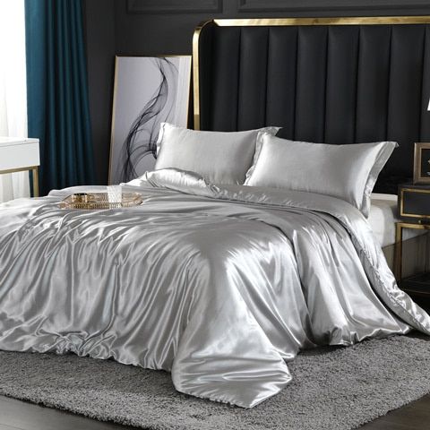 Ensemble literie SatinLuxe luxe, soie satin, blanc pur, bordeaux, élégant, chambre, confort, apaisant, décoration maison.