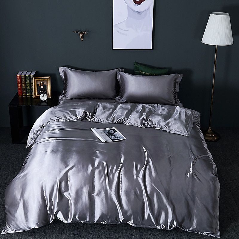 Ensemble literie SatinLuxe luxe, soie satin, blanc pur, bordeaux, élégant, chambre, confort, apaisant, décoration maison.