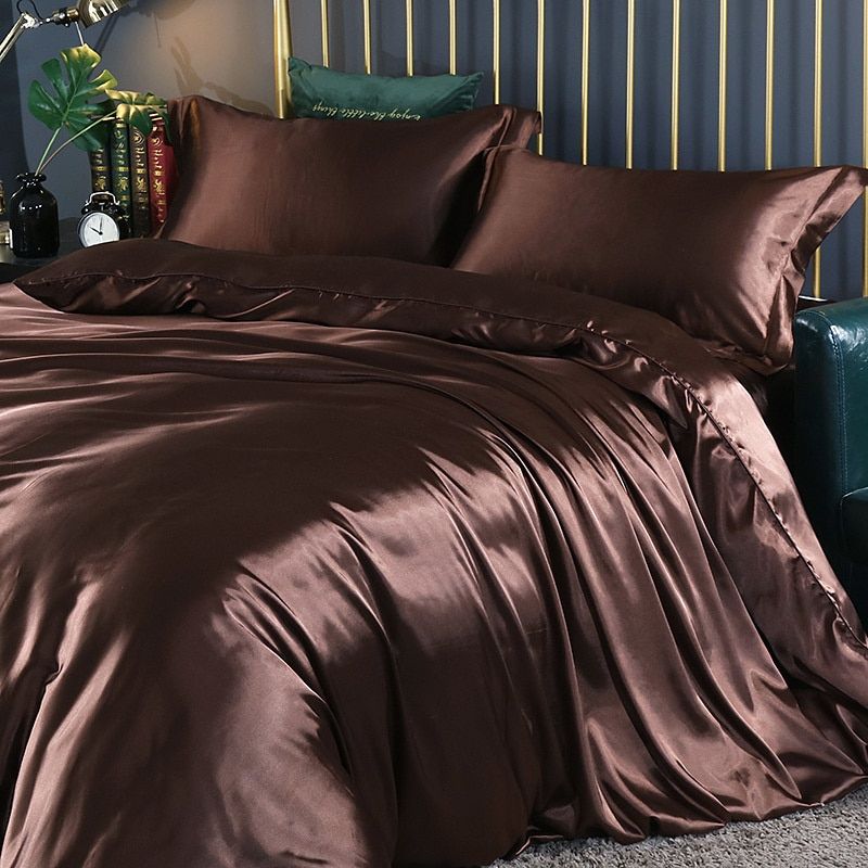Ensemble literie SatinLuxe luxe, soie satin, blanc pur, bordeaux, élégant, chambre, confort, apaisant, décoration maison.