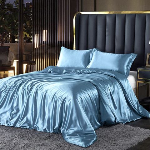 Ensemble literie SatinLuxe luxe, soie satin, blanc pur, bordeaux, élégant, chambre, confort, apaisant, décoration maison.
