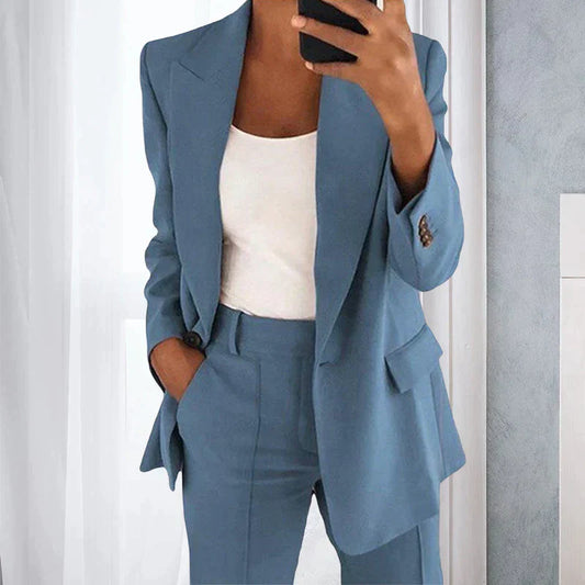 "Ensemble moderne femmes, style élégant pour soirées, coupe raffinée, tissus premium, allure sophistiquée, événement chic."