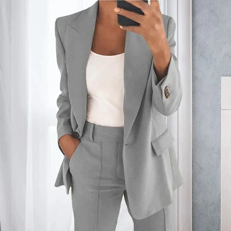 "Ensemble moderne femmes, style élégant pour soirées, coupe raffinée, tissus premium, allure sophistiquée, événement chic."