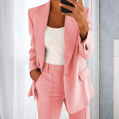 "Ensemble moderne femmes, style élégant pour soirées, coupe raffinée, tissus premium, allure sophistiquée, événement chic."