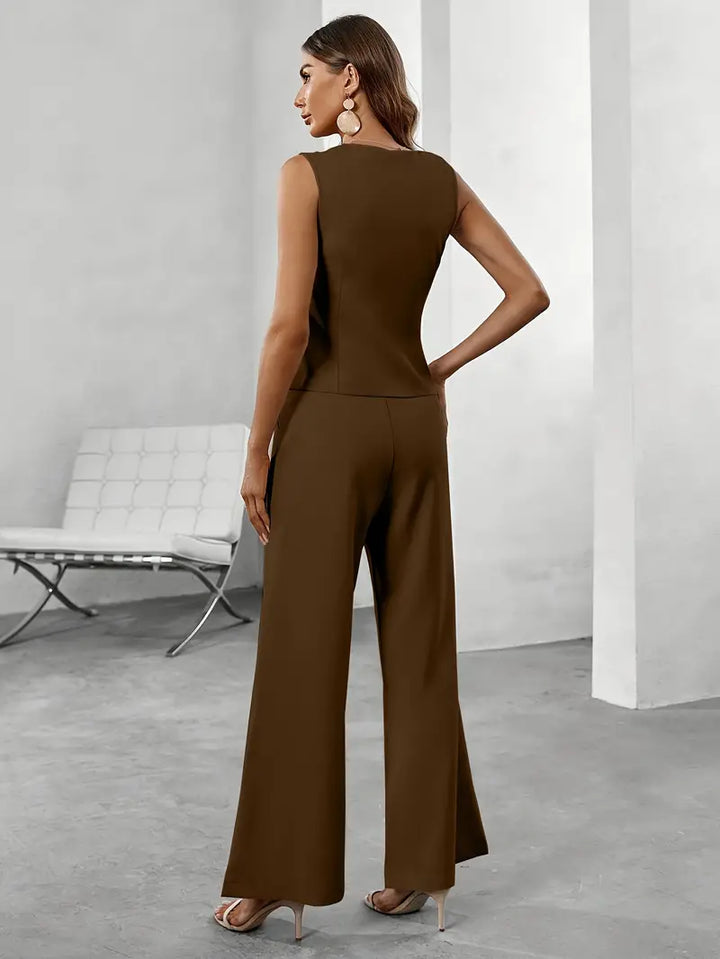 "Ensemble pantalon évasé pour femme, style chic et confortable, couleur beige, avec gilet flatteur, vue de face."