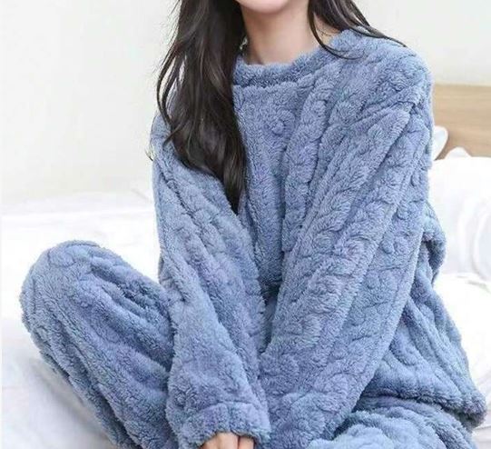 "Ensemble pyjama femme polaire épaisse, deux pièces, couleur bleu uni, douceur et chaleur pour nuits d'hiver."